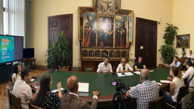 Il Sindaco M.Zedda e l'Assessora L.Giua Marassi con la stampa nella sala Retablo del Municipio