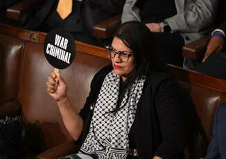 Netanyahu criminale di guerra il cartello della deputata palestinese durante discorso Bibi