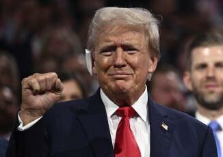 Trump riappare, saluto alla convention con orecchio fasciato 5 Trump riappare saluto alla convention con orecchio fasciato