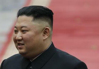Nordcorea Kim crea un esercito in 24 ore da Seul a Kiev e allarme