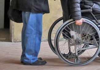 Invalido in sedia a rotelle bloccato da barriere, il sindaco: "Manderò vigili" 3 Invalido in sedia a rotelle bloccato da barriere il sindaco Mandero vigili