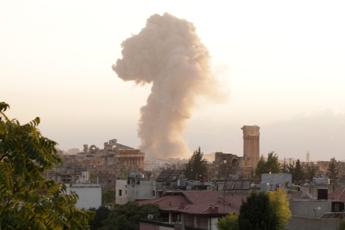 Israele, nuovi raid in Libano: “Colpiti 1.600 siti Hezbollah”. Beirut: “I morti sono quasi 500”