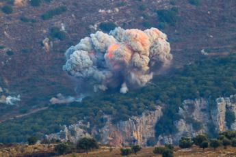 Libano, pioggia di fuoco contro Hezbollah: Israele chiede a libanesi di “evacuare” il sud