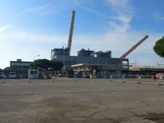Abbattute le vecchie ciminiere della centrale elettrica di Piombino 4 Abbattute le vecchie ciminiere della centrale elettrica di Piombino