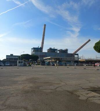 Abbattute le vecchie ciminiere della centrale elettrica di Piombino