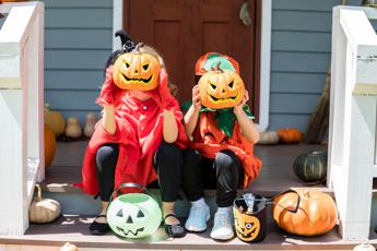 Halloween, allarme trucchi e cosmetici fuorilegge: “Rischio reazioni gravi”