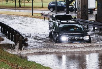 Maltempo in Emilia-Romagna, è ancora allerta: tracima torrente Quaderna