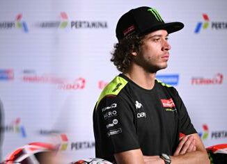 MotoGp, caduta per Bezzecchi durante la Sprint: "In ospedale, non ha lesioni" 4 MotoGp caduta per Bezzecchi durante la Sprint In ospedale non ha lesioni