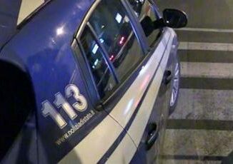 Palermo partorisce in strada e vaga con il neonato in braccio salvata dalla polizia