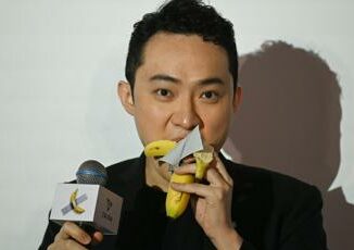 Justin Sun ha mangiato la banana di Cattelan lha pagata 62 milioni