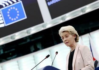 Ue von der Leyen bis in carica con 370 voti minimo storico e gruppi spaccati
