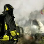 Incendio ad Assemini: Vigili del fuoco intervengono nella notte per spegnere un’auto in fiamme