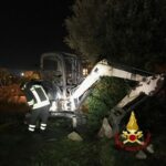 Incendio miniescavatore in cantiere a Sassari: Intervento notturno dei Vigili del Fuoco