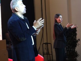 Pierpaolo Vargiu (Presid. Associaz.) e la traduttrice LIS Luciana Ledda