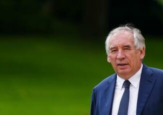Francia Macron nomina premier Francois Bayrou