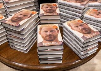 Harry sfrattato dalle librerie, tutti si disfano della biografia 'Spare' 3 Harry sfrattato dalle librerie tutti si disfano della biografia Spare