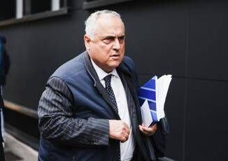 Lotito in questura presenta denuncia dopo video telefonata virale sui social Mio cellulare clonato