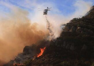Maxi incendio a Malibu in California migliaia gli evacuati
