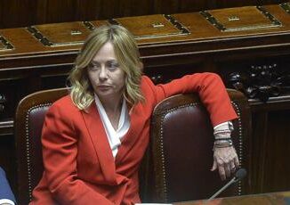 Meloni alla Camera, banchi vuoti Lega per colpa dei treni. Ironia Bonelli: "Italia piena di chiodi..." 3 Meloni alla Camera banchi vuoti Lega per colpa dei treni. Ironia Bonelli Italia piena di chiodi