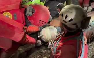 Ottavia Piana e salva fuori dalla grotta la speleologa rimasta intrappolata Video