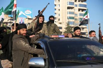 Siria, cosa accade e perché: 13 anni di guerra civile e il riarmo dei ‘ribelli’