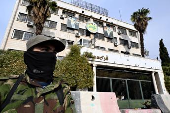Siria, governo sospenderà per tre mesi Costituzione e Parlamento