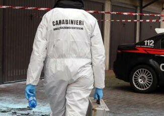 Torino coppia trovata morta in casa omicidio suicidio tra le ipotesi