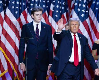 Trump, il figlio Barron gioca a calcio: “Sembra Crouch” – Video