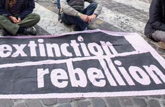 Brescia, Extinction Rebellion denuncia: "Attiviste costrette a spogliarsi e fare squat in questura" 4 Brescia Extinction Rebellion denuncia Attiviste costrette a spogliarsi e fare squat in questura
