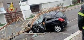 Crolla una gru a Roma tre famiglie evacuate danni a palazzina e auto distrutta