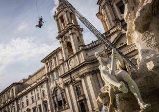 Epifania, la Befana 'atterra' a piazza Navona 3 Epifania la Befana atterra a piazza Navona