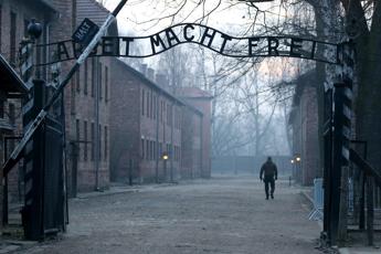 Giorno della Memoria, Meloni: “Antisemitismo non sconfitto”. Mattarella ad Auschwitz