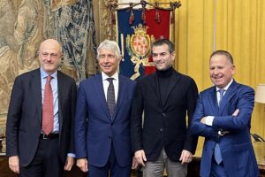 DAL 2025 IL GIGI RIVA STADIUM! Uno stadio moderno, Nuove Tecnologie e Accessibilità 1 Massimo Zedda e il Ministro Andrea Abodi, il Presidente della Federazione italiana tennis, Angelo Binaghi. Presente anche l’Assessore Giuseppe Macciotta.(Foto Ufficio Stampa)