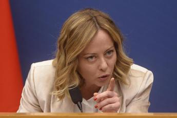 Meloni: “Libri e film su Mussolini? Non vedo serie tv da anni, le guarderò volentieri”