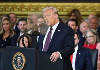 Trump giura da presidente Usa il discorso Eta delloro dellAmerica inizia ora