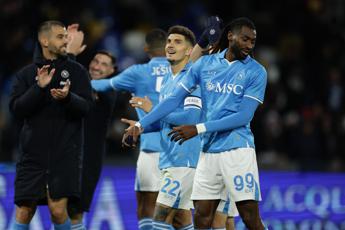 Verona ko 2-0, quinta vittoria di fila per il Napoli