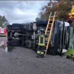 Camion raccolta vetro si ribalta sulla SS131 ad Arborea: intervento dei Vigili del Fuoco