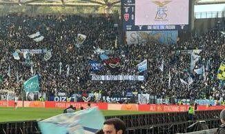 AllOlimpico striscione tifosi Lazio Onore ai martiri delle Foibe