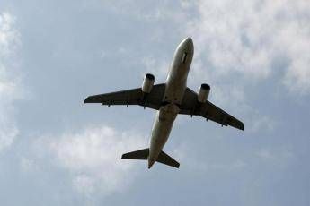 Allarme bomba sul volo New York-Nuova Delhi, atterraggio d’emergenza a Roma