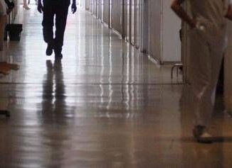 Brescia neonata morta dopo il parto dieci medici indagati uno si toglie la vita