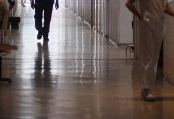 Brescia, neonata morta dopo il parto: dieci medici indagati, uno si toglie la vita