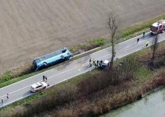 Ferrara scontro tra auto e bus di studenti morta donna ferita ragazza incinta