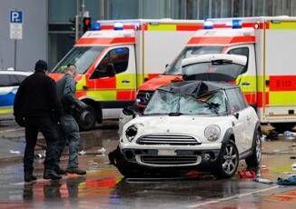 Germania auto contro la folla a Monaco 20 feriti alcuni gravi