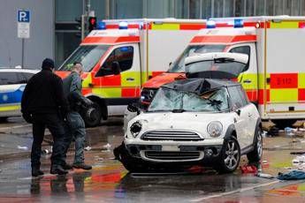 Germania, auto contro la folla a Monaco: 20 feriti, alcuni gravi
