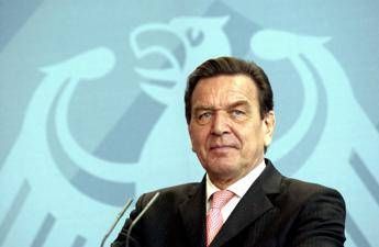 Germania, ex cancelliere Schroeder ricoverato per un “severo burnout”