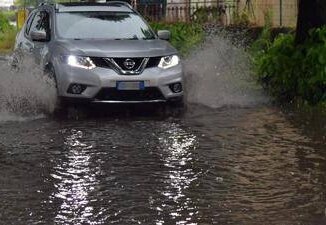 Maltempo Messina automobilista salvato da sindaco e assessore