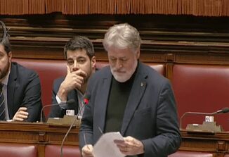 Meritocrazia Italia Quartini M5S Irragionevole togliere armi da patto stabilita
