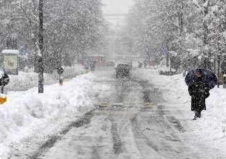 Meteo oggi con neve in collina e freddi venti di burrasca piu sole da domenica