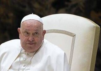 Papa Francesco dal ginocchio alloperazione alladdome tutti i problemi di salute