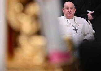 Papa Francesco ricoverato Vaticano Condizioni critiche crisi respiratoria necessario ossigeno prognosi riservata